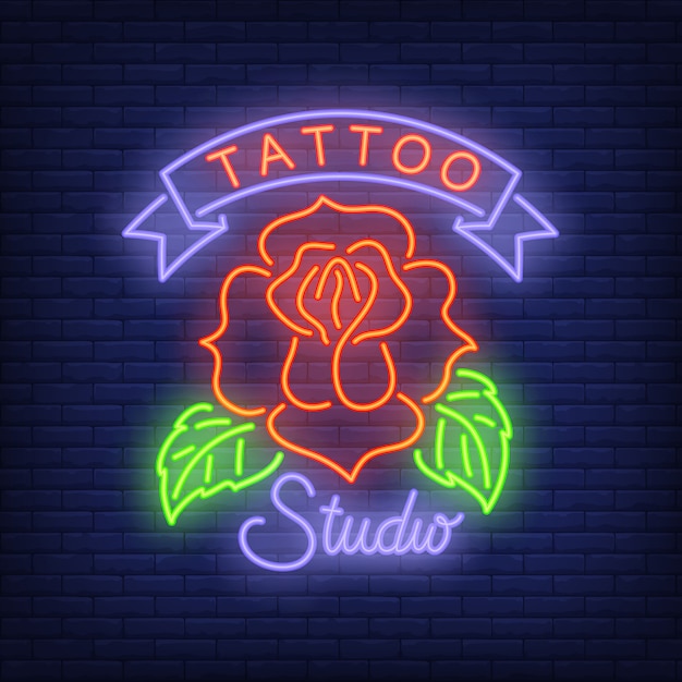 Insegna al neon del tatuaggio con rosa. annuncio luminoso di notte, cartello colorato