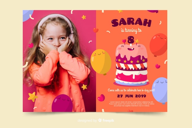 Vettore gratuito invito di compleanno di bambini modello con immagine