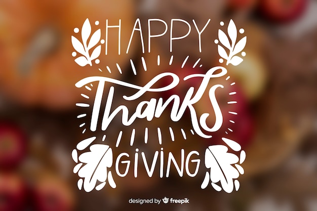 Free vector thanksgiving lettering with blurred background