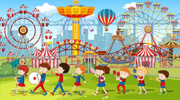 Themepark сцена с множеством поездок с детьми в группе