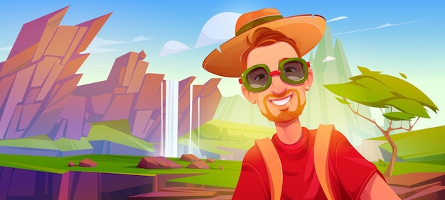 Туристический мужчина со счастливым улыбающимся лицом в солнечных очках