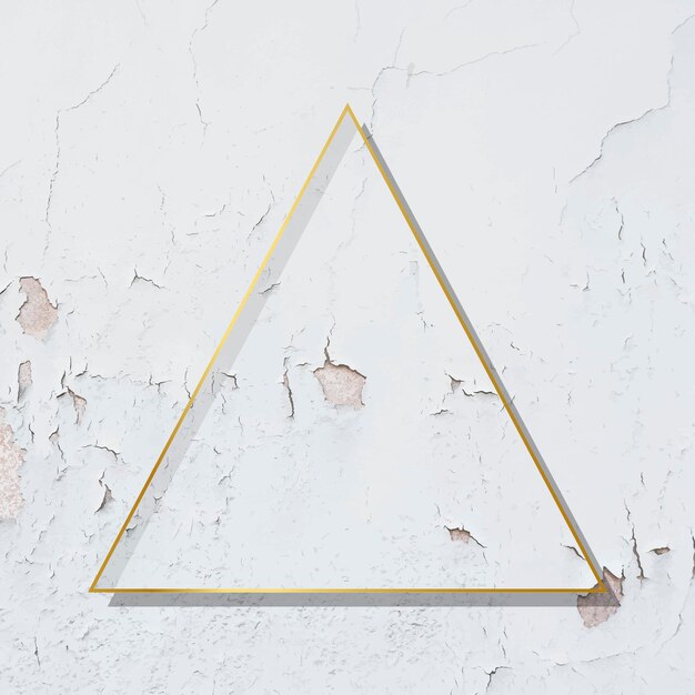 Золотая рамка треугольника на выветрившейся белой краской текстурированном фоне
