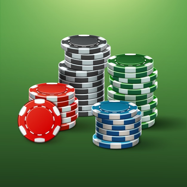 Fiches del casinò di rosso, nero, blu, verde realistico di vettore pile vista laterale isolata sul tavolo da poker