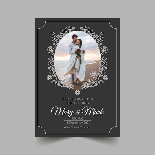 Free vector wedding invitation template with couple hugging