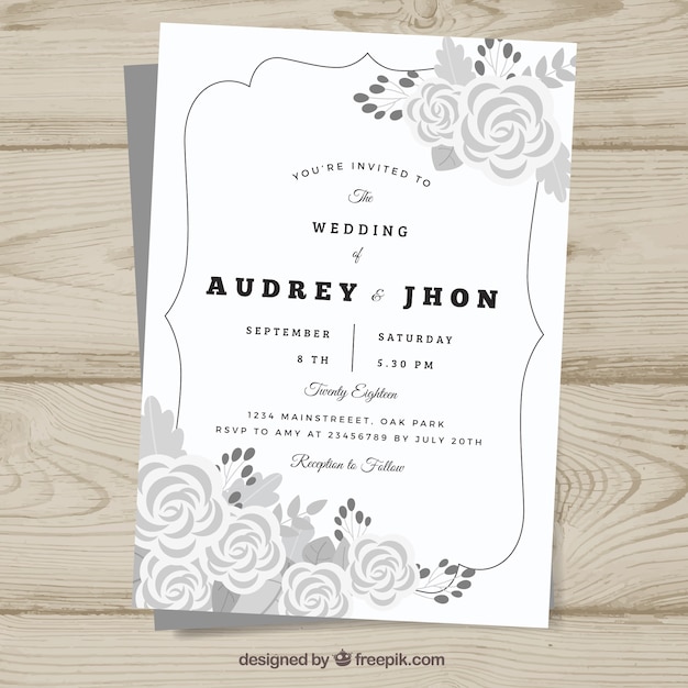 Vettore gratuito modello di invito di nozze con fiori in toni grigi