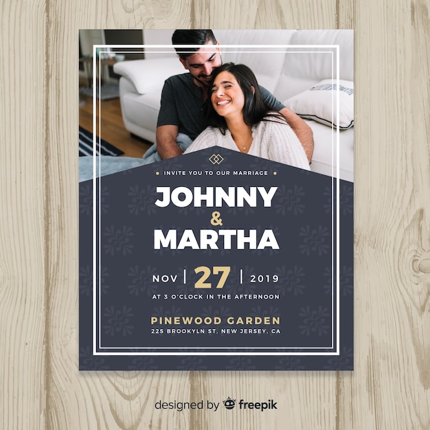 Free vector wedding invitation template with photo