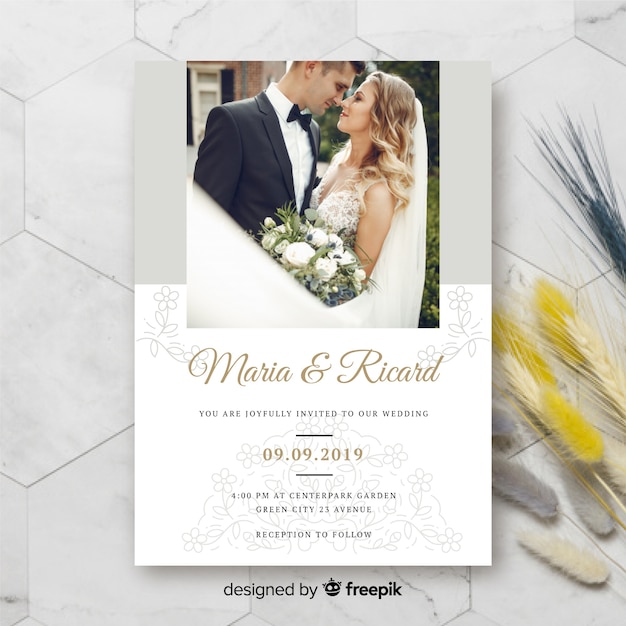 Free vector wedding invitation template with photo