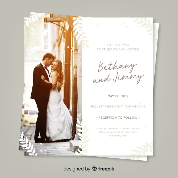 Free vector wedding invitation template with photo