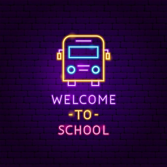Добро пожаловать в school neon label. векторная иллюстрация поощрения образования.