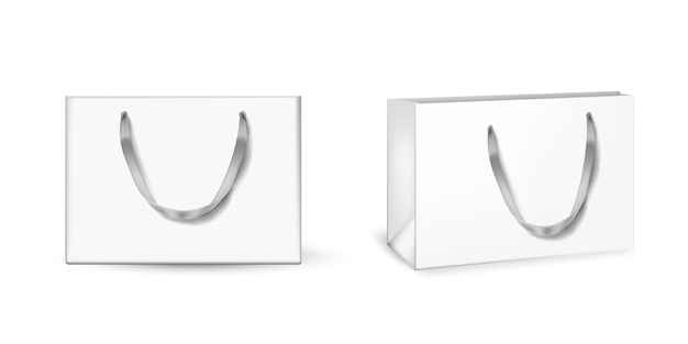 Белые картонные пакеты с пустыми подарками или пакетами для покупок с ленточными ручками две реалистичные сумки для коммерческих магазинов на белом фоне