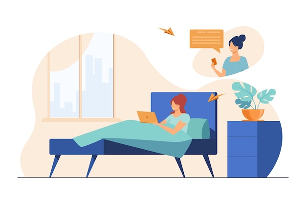 Бесплатное векторное изображение Женщина в чате с подругой онлайн у себя дома. лежа в постели, используя ноутбук, дневная плоская иллюстрация