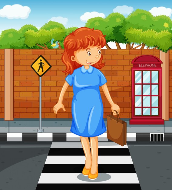 Женщина переходит дорогу