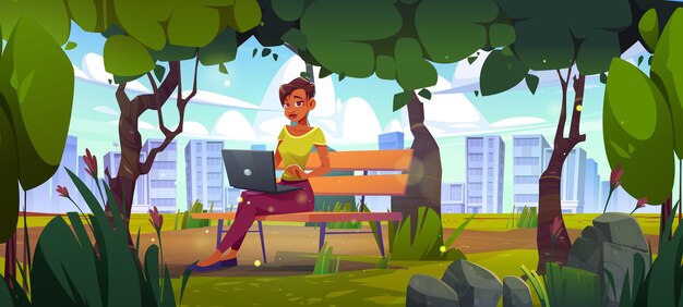 Женщина-фрилансер с ноутбуком работает в городском парке