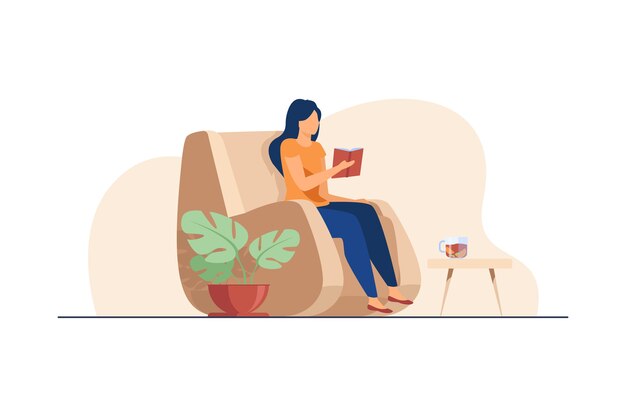 家で本を読んでいる女性。