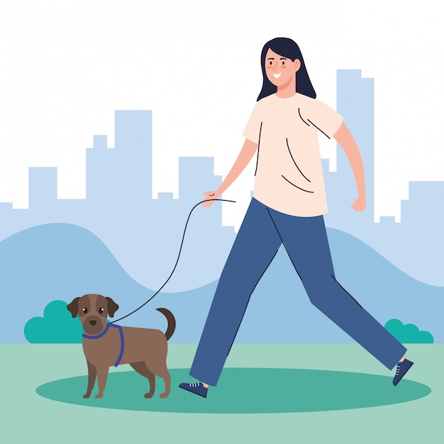 Женщина гуляет с собакой в парке