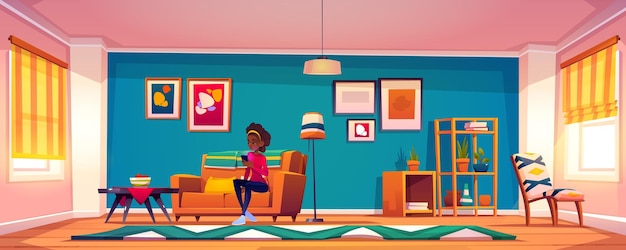 Женщина с смартфоном, сидя на диване у себя дома. афро-американская девушка с мобильным телефоном в руке расслабляется на диване, читая книгу по электронике или обмениваясь сообщениями в социальных сетях