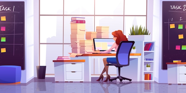 Работа женщины на офисе сидя на столе с компьютером