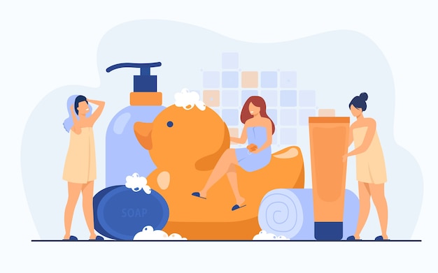 Vettore gratuito donne avvolte in asciugamani usando spugna e sapone tra accessori da bagno, tubi e flaconi di shampoo. illustrazione vettoriale per bagno, spa, routine, concetto di igiene