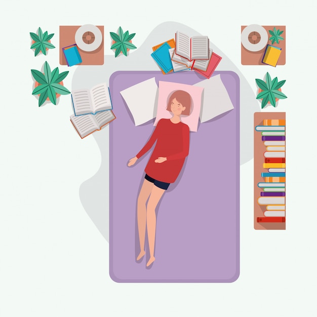 Молодая женщина расслабляющий в матрасе в спальне