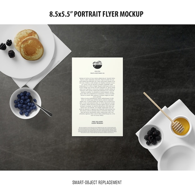 Kostenlose PSD 5,5x8,5 '' portrait flyer mockup