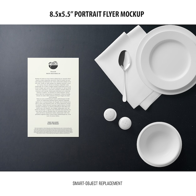 Kostenlose PSD 5,5x8,5 '' portrait flyer mockup