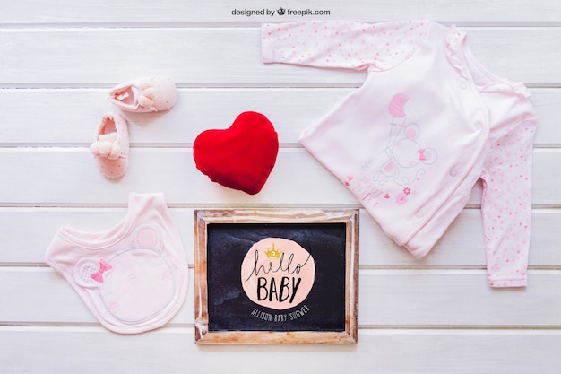 Baby Mockup mit Mädchen Kleidung und Schiefer