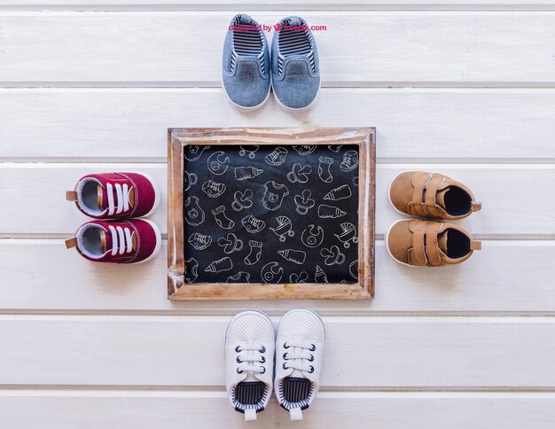 Baby Mockup mit vier Paar Schuhe