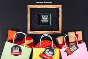 Kostenlose PSD black friday mockup mit schiefer und taschen voller geschenke