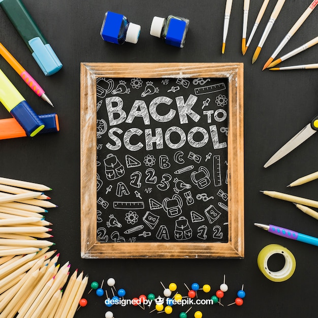 Blackboard umgeben von shcool Materialien