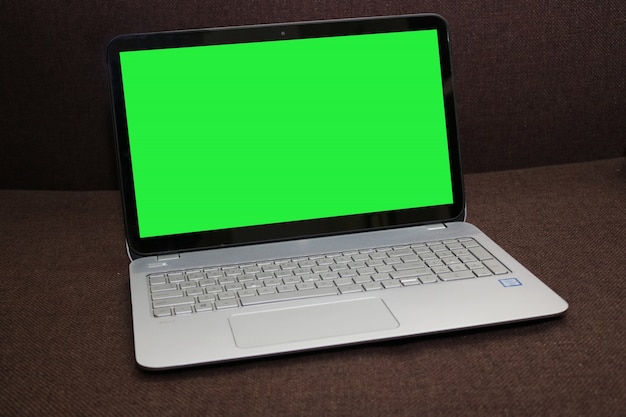 Blank screen laptop auf einem braunen hintergrund