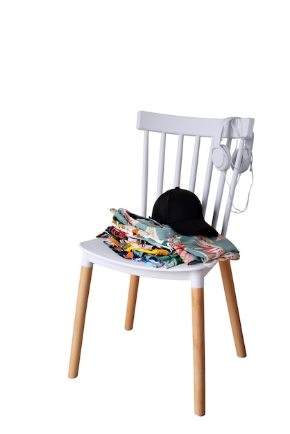 Blick auf ein Hawaiihemd mit Stuhl