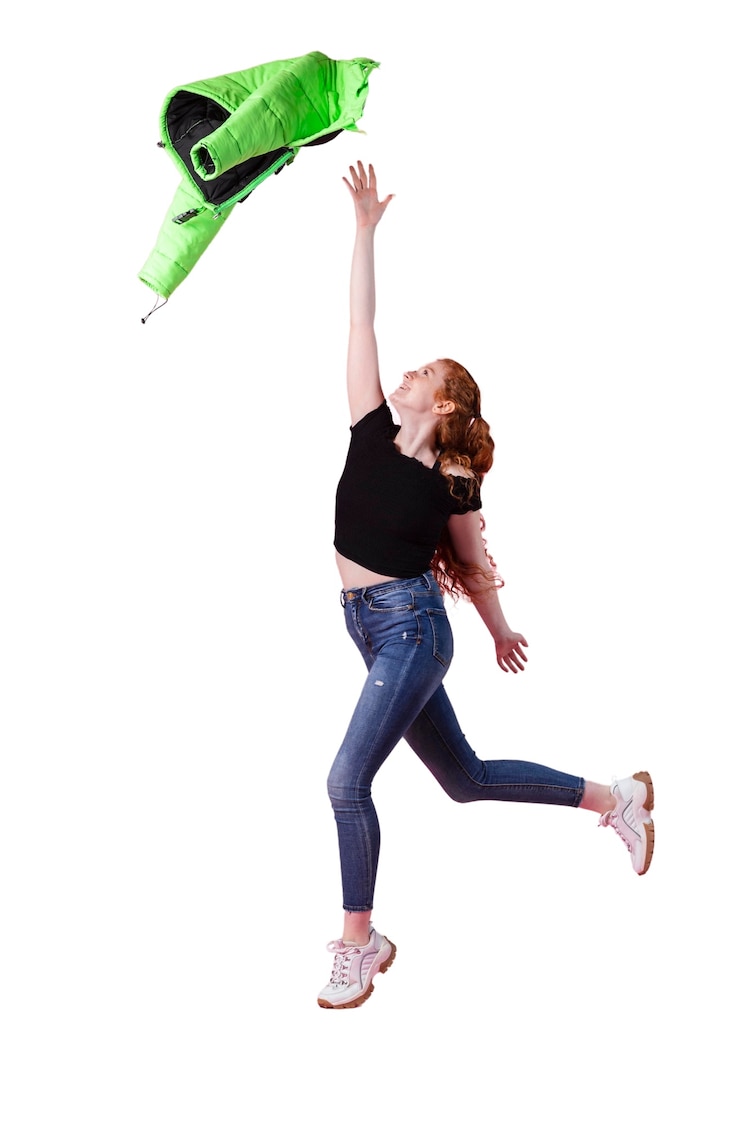 Kostenlose PSD blick auf eine glückliche frau, die mitten in der luft springt