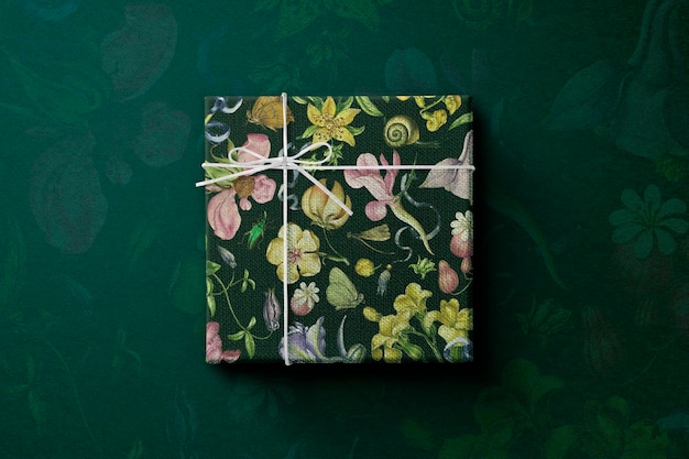 Blumengeschenkbox im vintage-stil verpackt