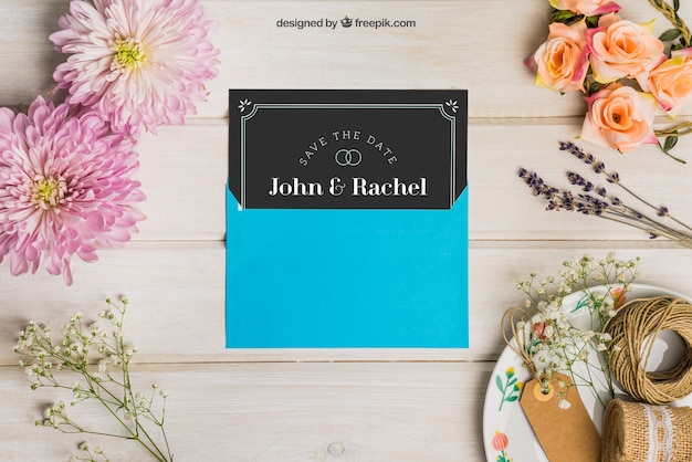 Kostenlose PSD briefpapier hochzeit mockup mit blauen umschlag