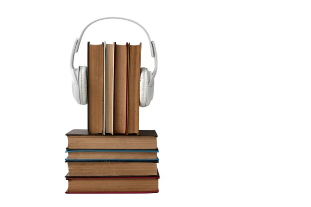 Bücher und Kopfhöreranordnung