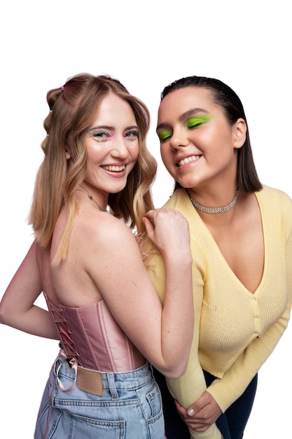 Coole Frauen der mittleren Aufnahme, die zusammen aufwerfen