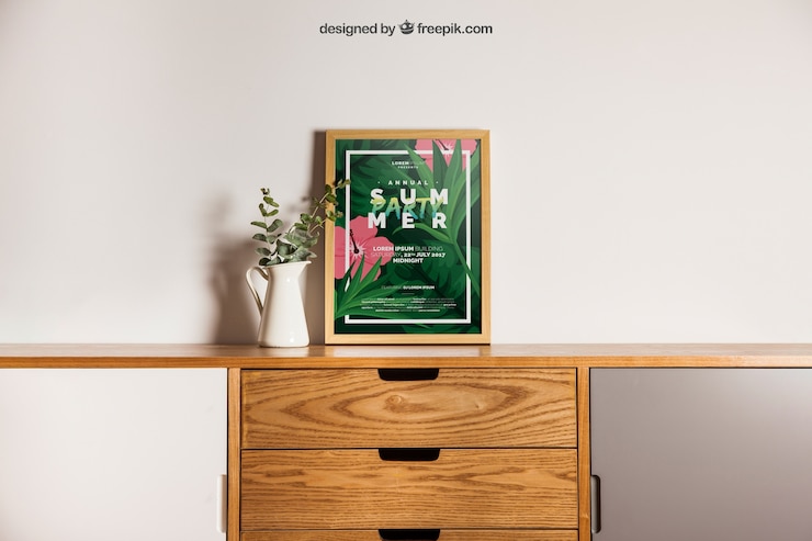 Kostenlose PSD dekorative rahmen mockup auf schreibtisch