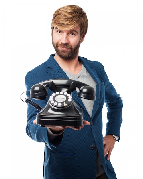 Der Mann mit einem großen, alten Telefon