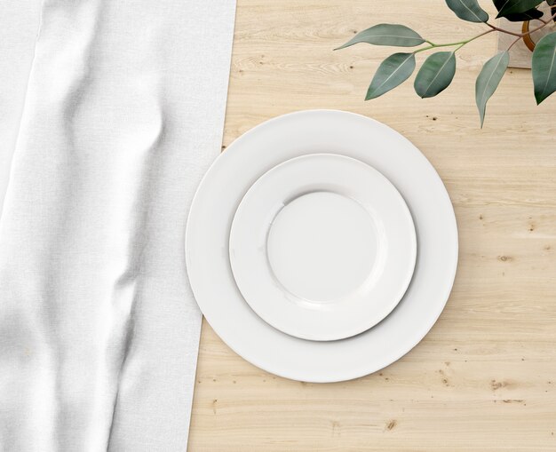 Draufsicht weiße Platte auf Holztisch