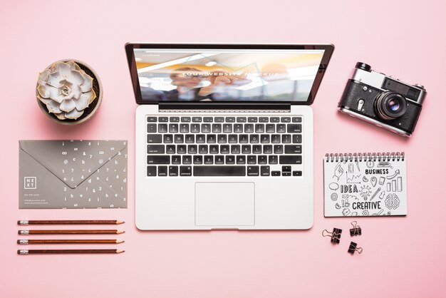 Draufsichtaufbau Mit Laptop Und Buroartikel Kostenlose Psd Datei