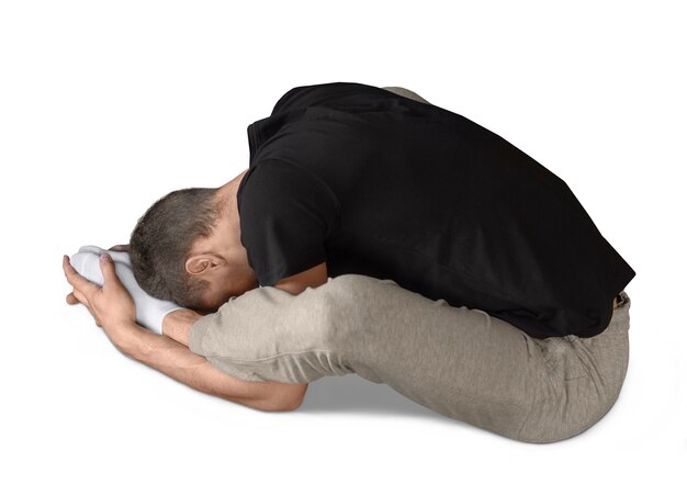 Ein junger Mann macht eine Yoga-Position
