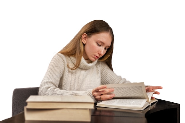 Eine mittelgroße Frau, die studiert.