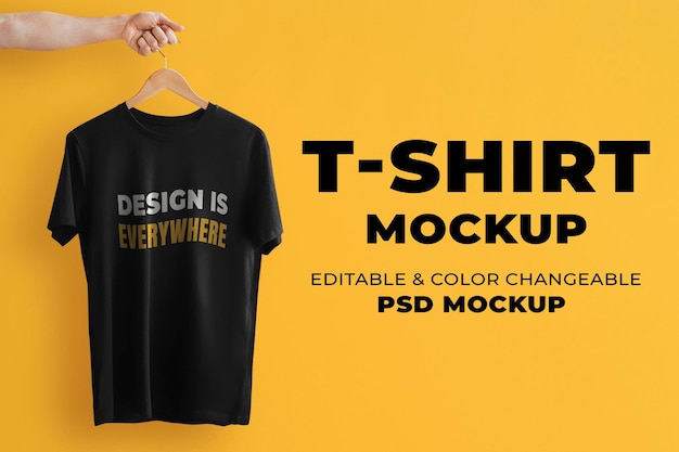 Kostenlose PSD einfaches t-shirt mockup psd in schwarz mit handaufhänger