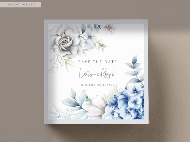 Kostenlose PSD elegante hochzeitseinladungskarte mit wunderschönem grauen und blauen blumenarrangement