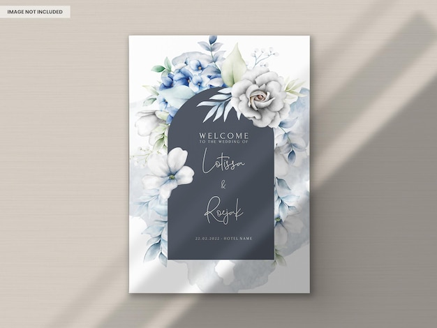 Kostenlose PSD elegante hochzeitseinladungskarte mit wunderschönem grauen und blauen blumenarrangement