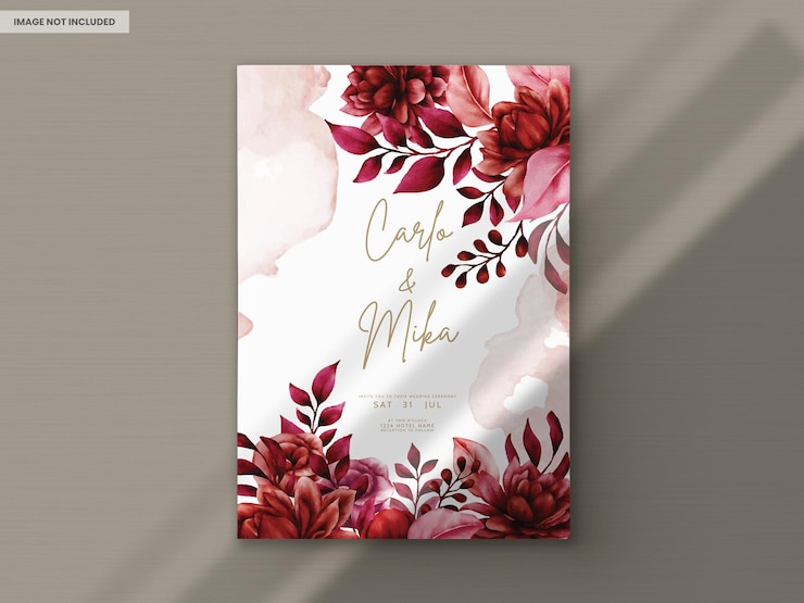 Kostenlose PSD elegante rote kastanienbraune florale hochzeitseinladungskartenvorlage