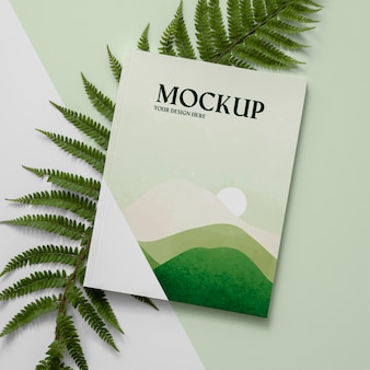 Flach gelegtes naturmagazin-cover-modell mit blattanordnung