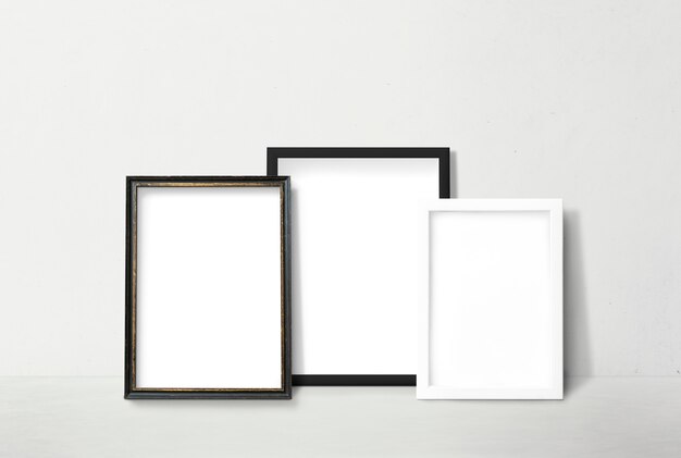 Frames an eine Wand gelehnt