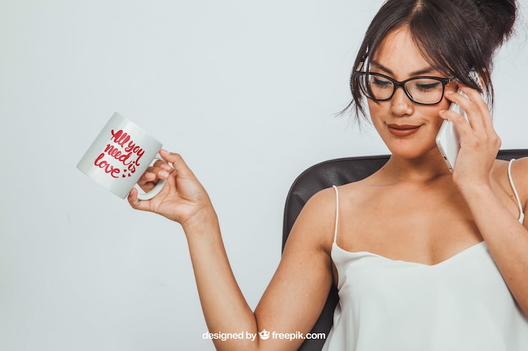 Kostenlose PSD frau, die eine kaffeetasse hält und einen anruf anruft