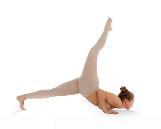 Frau in der Yoga-Position isoliert